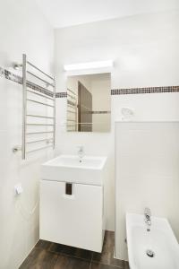 Kúpeľňa v ubytovaní Paulay Downtown Apartments + 29 fotografií