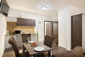 Kuchyňa alebo kuchynka v ubytovaní Paulay Downtown Apartments