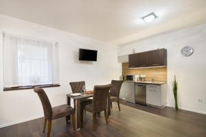 Televízia a/alebo spoločenská miestnosť v ubytovaní Paulay Downtown Apartments