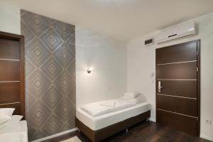 Posteľ alebo postele v izbe v ubytovaní Paulay Downtown Apartments