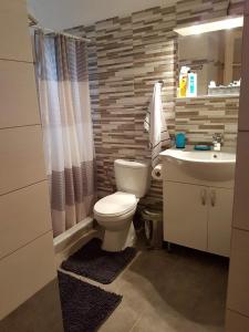 une salle de bain avec toilettes et lavabo dans l'établissement Sunny holiday home, à Kalamata