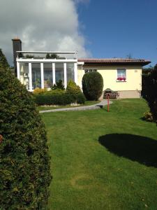 ターレにあるUnser Ferienhaus im Harzの芝生の白い家