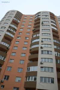 un edificio de apartamentos alto en Mini Hotel on Demiivska, en Kiev