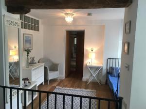 ein Wohnzimmer mit einer Treppe und ein Zimmer mit einem Sofa in der Unterkunft Stoneleigh Barn Bed and Breakfast in Sherborne