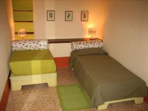 um quarto com 2 camas e 2 candeeiros em Bed & Breakfast del Teatro em Cagli