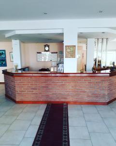 a bar in a restaurant with a brick wall at Belmar in Villa Gesell +53 photos