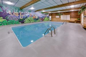 Bazén v ubytování Heritage Inn Hotel & Convention Centre - Cranbrook nebo v jeho okolí
