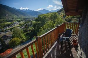 アオスタにあるCasa Panoramicaの渓谷の景色を望むバルコニー(椅子付)