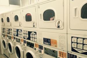 un montón de lavadoras en una lavandería en Departamento San Diego, en Santiago