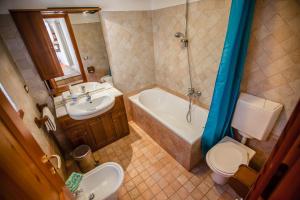 アオスタにあるCasa Panoramicaのバスルーム(バスタブ、トイレ、シンク付)