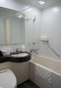横浜市にあるダイワロイネットホテル新横浜のバスルーム(洗面台、トイレ、鏡付)