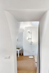 モノーポリにあるCasetta Sul Porto Anticoの白い天井の白い部屋
