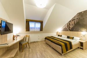 TV a/nebo společenská místnost v ubytování Garni hotel Castle Bridge