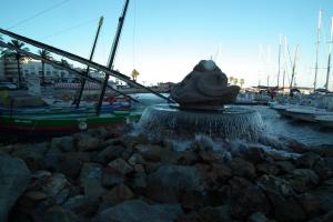 einen Brunnen mit Booten in einem Yachthafen in der Unterkunft Appartement in Saint Cyprien Plage + 4 Fotos