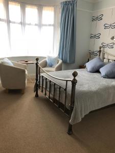 Un pat sau paturi într-o cameră la Burlington House Guest House