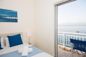 Postel nebo postele na pokoji v ubytování Spacious apartment on the beachfront + 37 fotografií