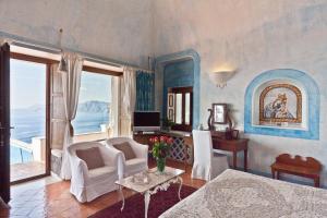 プライアーノにあるVilla Madonna di Costantinopoliの白い家具付きのリビングルームが備わり、海の景色を望めます。