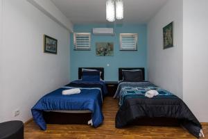 A bed or beds in a room at DJ Apartments Plus