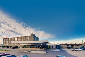 um edifício com um parque de estacionamento em frente em Heritage Inn Hotel & Convention Centre - Saskatoon em Saskatoon