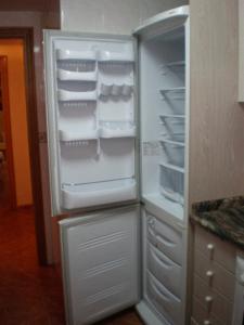 ガンディアにあるApartamento Antillasの空の冷蔵庫(キッチン内のドア開閉可)