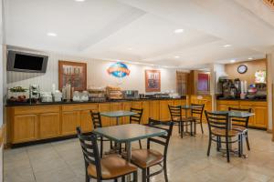 Reštaurácia alebo iné gastronomické zariadenie v ubytovaní Baymont by Wyndham Plainfield/ Indianapolis Arpt Area