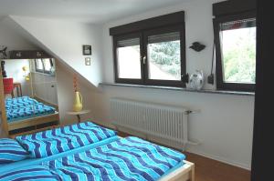 Kreuzauにあるmodern comfort innのベッドルーム1室(ベッド2台、窓2つ付)