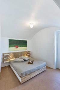 モノーポリにあるCasetta Sul Porto Antico Piano Primoの白い部屋のベッドルーム1室(ベッド1台付)