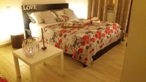 una camera con letto e tavolo con copriletto di La casetta di Jasmine a Salerno