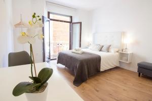 En eller flere senge i et værelse på Premium Historic Center & Parking + 114 billeder