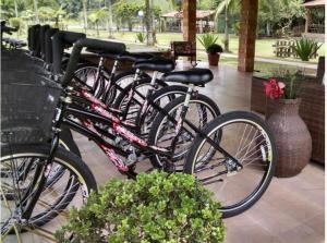 un grupo de bicicletas estacionadas una al lado de la otra en Aguas Mornas Palace Hotel, en Santo Amaro da Imperatriz