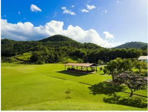 un campo de golf con cenador en un campo verde en Aguas Mornas Palace Hotel, en Santo Amaro da Imperatriz