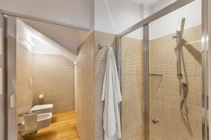 W łazience znajduje się prysznic, toaleta i umywalka. w obiekcie Alla Vecchia Porta 16 w mieście Monopoli