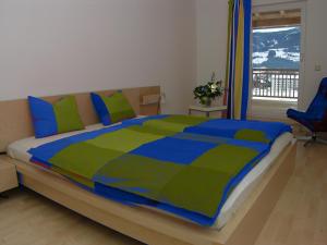 1 dormitorio con 1 cama grande y balcón en "schön-urlauben", en Gröbming