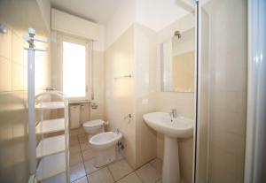 ボルゲット・サント・スピーリトにあるLa Conchigliaの白いバスルーム(洗面台、トイレ付)