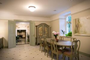 - une salle à manger avec une table et des chaises dans l'établissement Botique & SPA Hotel Berkenes Manor, à Ziedkalne