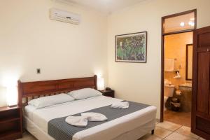 1 dormitorio con 1 cama con 2 toallas en El Almirante en Granada