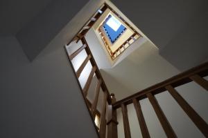 a stairway with a window and a stair case at A Casa do Pexigo in Santiago de Compostela