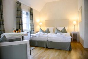 哈廷根的住宿－維吉爾曼BIO蘭德豪斯艾姆伍達恩塔爾酒店，酒店客房设有两张床和盥洗盆