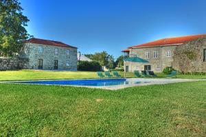 a house with a swimming pool in the yard at Quinta de Luou in Santa Cruz do Lima