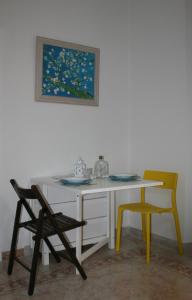 una mesa, una silla, una mesa y una foto en Alcaiceria, en Granada