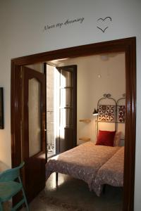 Un dormitorio con una cama con una almohada roja. en Alcaiceria, en Granada