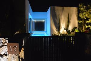 オリフエラ・コスタにあるLimonero 17, golf club in Las Colinasの青い灯りを持つ家