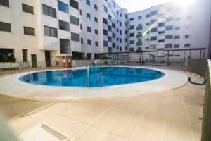 una gran piscina en medio de un edificio en estudio santa maria, en El Puerto de Santa María