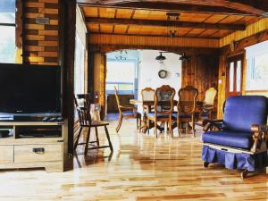 TV a/nebo společenská místnost v ubytování Chalet Riverain CRDS Tremblant