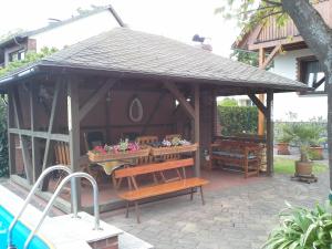 - un kiosque en bois avec une table et des bancs dans l'établissement Familie Drescher, à Radensdorf
