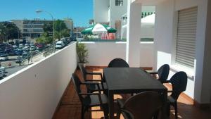 トレモリノスにあるApartamento Carihuela, Torremolinosの通りを望むバルコニー(黒いテーブル、椅子付)