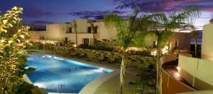 una piscina frente a un edificio en Marbella Luxury Penthouse, en Marbella