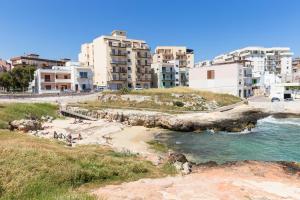 モノーポリにあるCasetta sul mare Aの建物を背景にビーチを望む