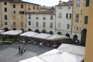 Galeriebild der Unterkunft Micheli Suite Anfiteatro Square in Lucca