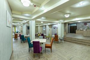 una habitación con mesas y sillas y una sala de espera en Prestige Boutique Hotel Craiova en Craiova